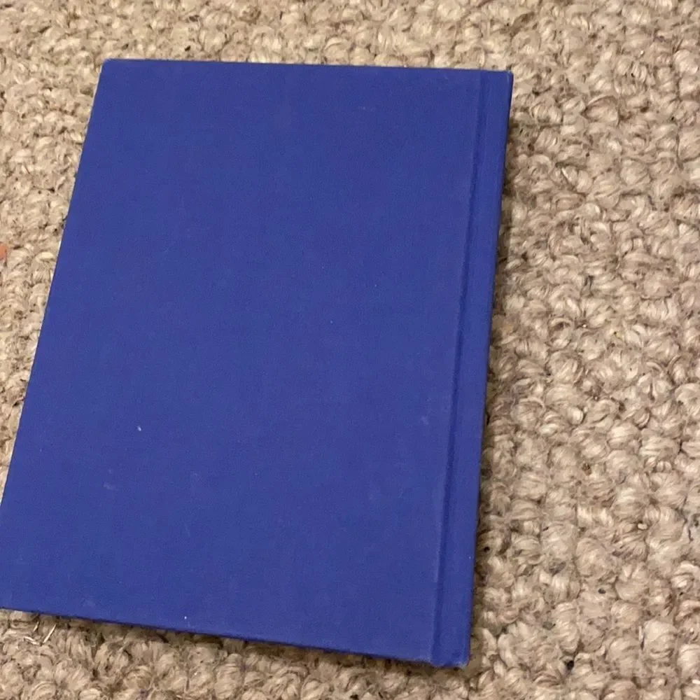 WORLD of style Aimee Song . Book in very good condition .